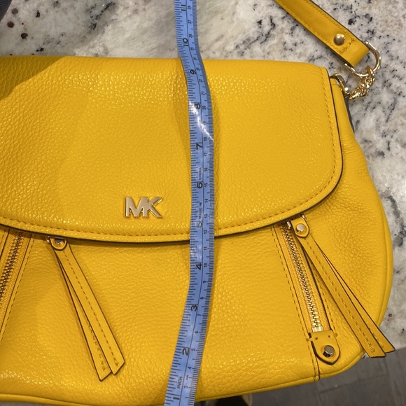 MK handbag with adjustable strap attachment - Picture 14 of 15